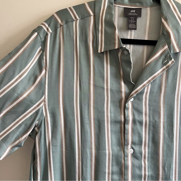 H&M button down short sleeve shirt - Picture 2 of 3